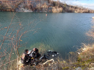 FOTO: Potapěč ztratil vědomí pětadvacet metrů pod hladinou, letěl pro něj vrtulník. Foto: Se svolením Police ČR