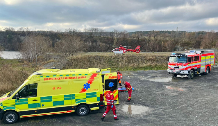 FOTO: Potápěč ztratil vědomí pětadvacet metrů pod hladinou, letěl pro něj vrtulník. Foto: Se svolením ZZS MSK