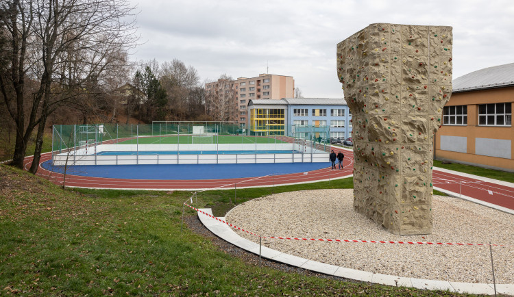 U gymnázia ve Frýdku-Místku je nové sportoviště. Bude pro studenty i veřejnost. Foto: Se svolením Moravskoslezského kraje