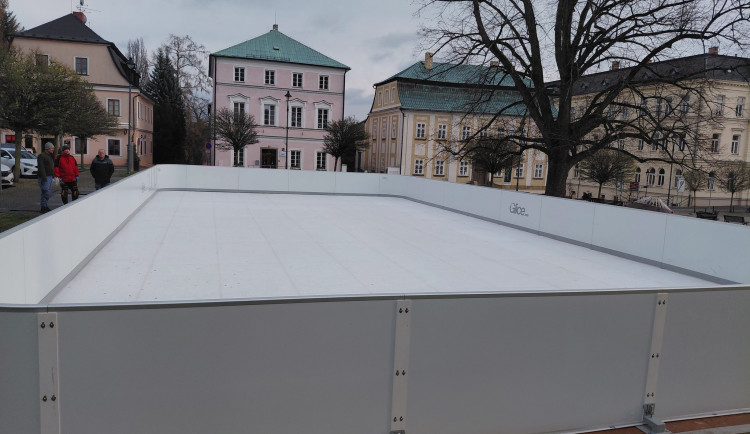 Adventní překvapení v Novém Boru. Na náměstí Míru vyrostlo kluziště