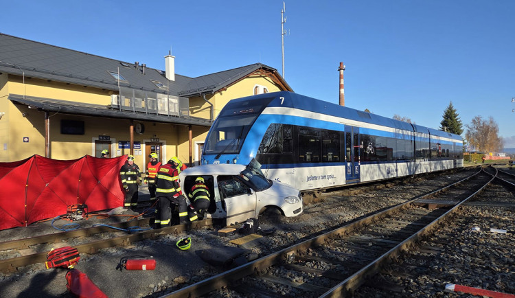 Tragické ráno u Olomouce: po střetu s vlakem zemřela řidička auta