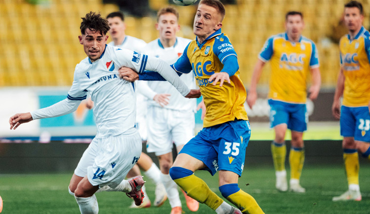 Smolná ruka a jalový tlak. Baník v Teplicích padl po penaltě, přes domácí zeď cestu nenašel