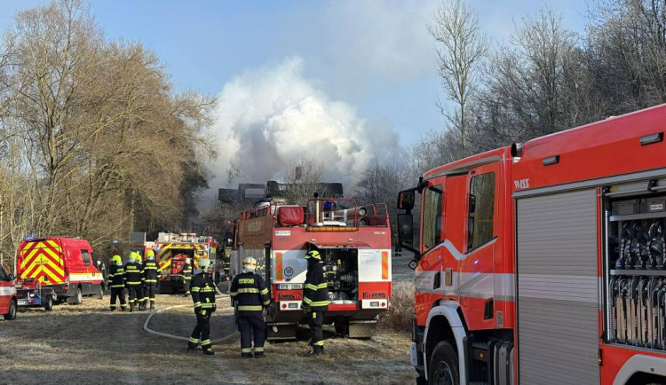 Deset jednotek bojuje s požárem drážního domku. Byl vyhlášený druhý stupeň poplachu