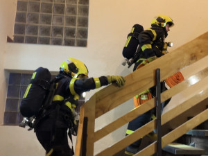 VIDEO: V Kopřivnici hořela rekreační chata, zásah komplikovala namrzlá silnice