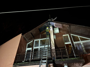 VIDEO: V Kopřivnici hořela rekreační chata, zásah komplikovala namrzlá silnice