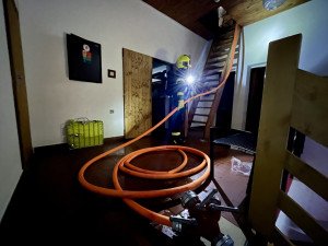 VIDEO: V Kopřivnici hořela rekreační chata, zásah komplikovala namrzlá silnice