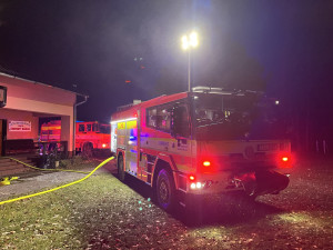 VIDEO: V Kopřivnici hořela rekreační chata, zásah komplikovala namrzlá silnice