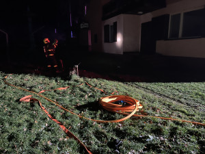 VIDEO: V Kopřivnici hořela rekreační chata, zásah komplikovala namrzlá silnice
