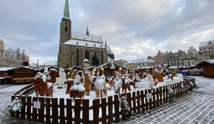 Západní Čechy zasypal sníh, meteorologové varují před ledovkou
