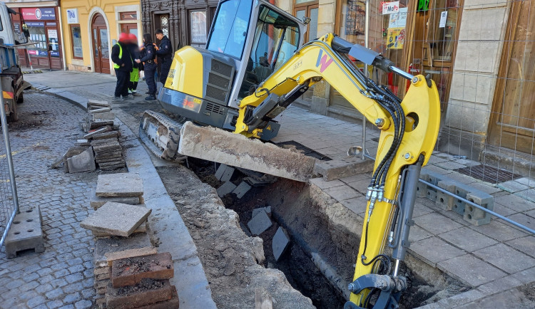 Bagrista si musel dát v Jaroměři pauzu, s bagrem uvízl ve výkopu nad plynovým potrubím