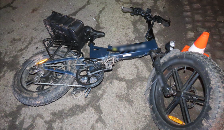 Řidič po nehodě na elektrokole v Lázních Bělohrad nadýchal skoro tři promile