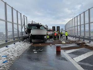 Nehoda kamionu zastavila provoz na dálnici D48 nedaleko Horních Tošanovic