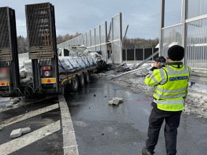 Nehoda kamionu zastavila provoz na dálnici D48 nedaleko Horních Tošanovic