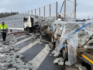 Nehoda kamionu zastavila provoz na dálnici D48 nedaleko Horních Tošanovic