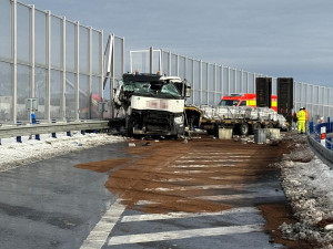 Nehoda kamionu zastavila provoz na dálnici D48 nedaleko Horních Tošanovic