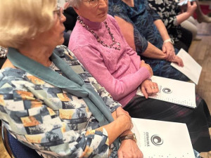 Věk není překážkou. Více než 150 seniorů promovalo v Třinci na Univerzitě třetího věku