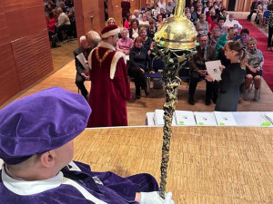 Věk není překážkou. Více než 150 seniorů promovalo v Třinci na Univerzitě třetího věku