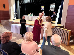 Věk není překážkou. Více než 150 seniorů promovalo v Třinci na Univerzitě třetího věku