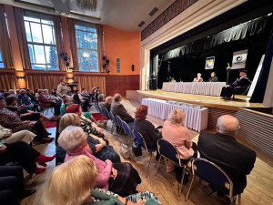 Věk není překážkou. Více než 150 seniorů promovalo v Třinci na Univerzitě třetího věku