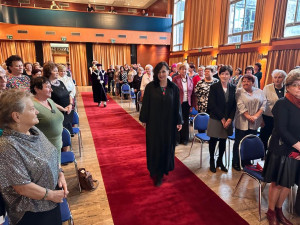 Věk není překážkou. Více než 150 seniorů promovalo v Třinci na Univerzitě třetího věku