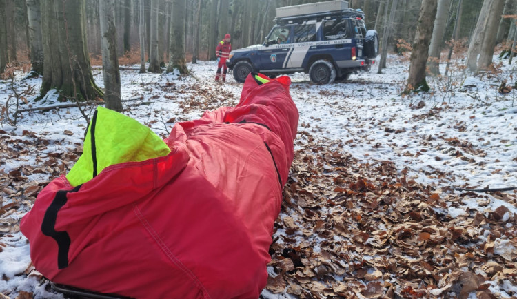 Ženu s vážně zraněnou nohou kvůli špatnému signálu hledali záchranáři skoro hodinu