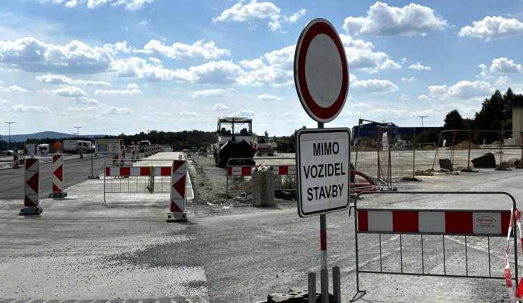 Největší a nejmodernější dálniční parkoviště v ČR se otevře na D5 u Rozvadova