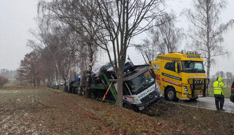 Silnici I/20 uzavřela nehoda náklaďáku, který převážel auta