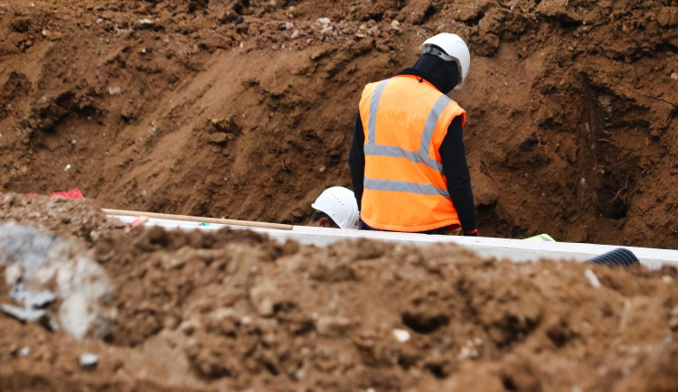 Na stavbě v Podolí zavalila dělníky zemina, těžce zraněné je odvezli do špitálu