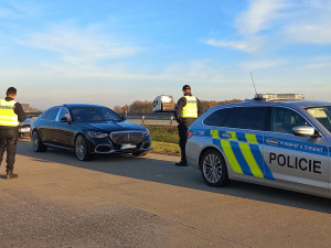 Padělek pasu i nelegální pobyt. Policisté zkontrolovali tisíc cizinců v kraji