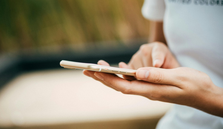 Mami, mám nové číslo, potřebuju 35 tisíc. Žena z Polenska naletěla podvodníkovi