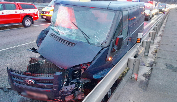 Těžká nehoda ochromila dálnici D5. Dvě zraněné osoby vyprošťovali hasiči 14 minut