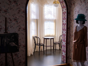 Karetní stolek, vzácné koberce a nové malby. Vila Grossmann se dál plní dobovými poklady