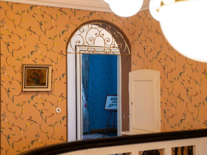 Karetní stolek, vzácné koberce a nové malby. Vila Grossmann se dál plní dobovými poklady