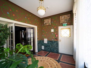 Karetní stolek, vzácné koberce a nové malby. Vila Grossmann se dál plní dobovými poklady