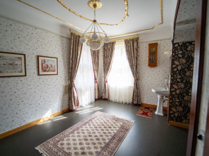 Karetní stolek, vzácné koberce a nové malby. Vila Grossmann se dál plní dobovými poklady