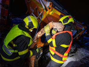 Sypač mimo silnici i uzavřené úseky. Jak to vypadá na silnicích a jaké bude počasí?