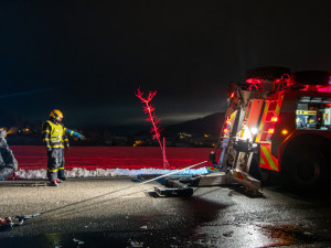 Sypač mimo silnici i uzavřené úseky. Jak to vypadá na silnicích a jaké bude počasí?