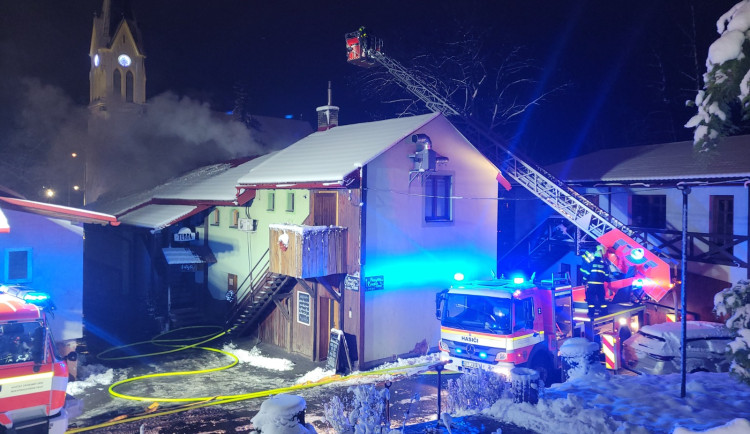 V Třinci ráno hořel penzion s restaurací, hasiči uchránili majetek za 5 milionů korun