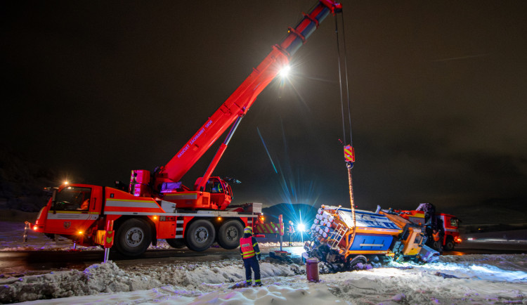 Sypač mimo silnici i uzavřené úseky. Jak to vypadá na silnicích a jaké bude počasí?