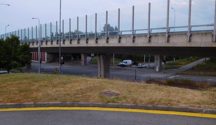 Cizinec skočil z mostu u Králova Pole, strážníci ho našli na silničním ostrůvku
