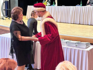 FOTO: Třinecká Univerzita třetího věku má další absolventy. Mají za sebou promoci