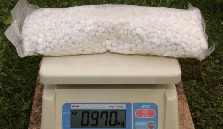 Méně pervitinu v kraji. Kriminálka překazila dlouhodobé obchody trojici dealerů