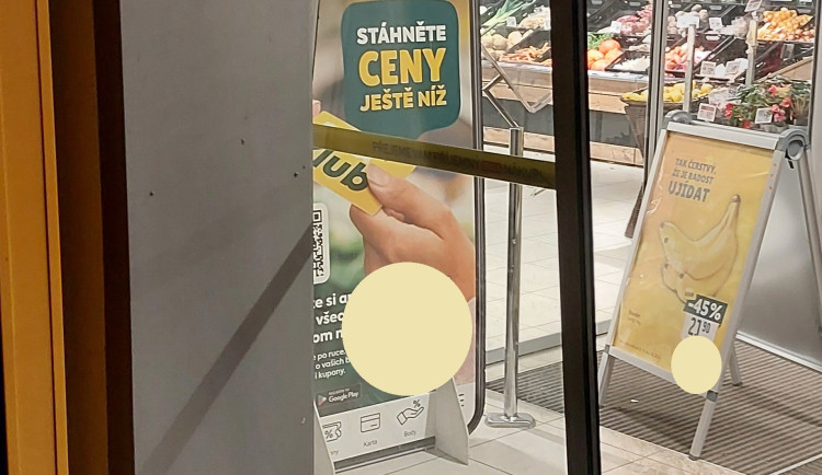 Muž se v noci vloupal do prodejny. Rozhodil nákupní košíky a usnul na bedně piva