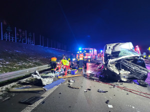 Vážná nehoda na D48: dodávka narazila do kamionu, dva muži jsou v kritickém stavu