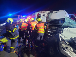 Vážná nehoda na D48: dodávka narazila do kamionu, dva muži jsou v kritickém stavu