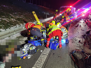 Vážná nehoda na D48: dodávka narazila do kamionu, dva muži jsou v kritickém stavu