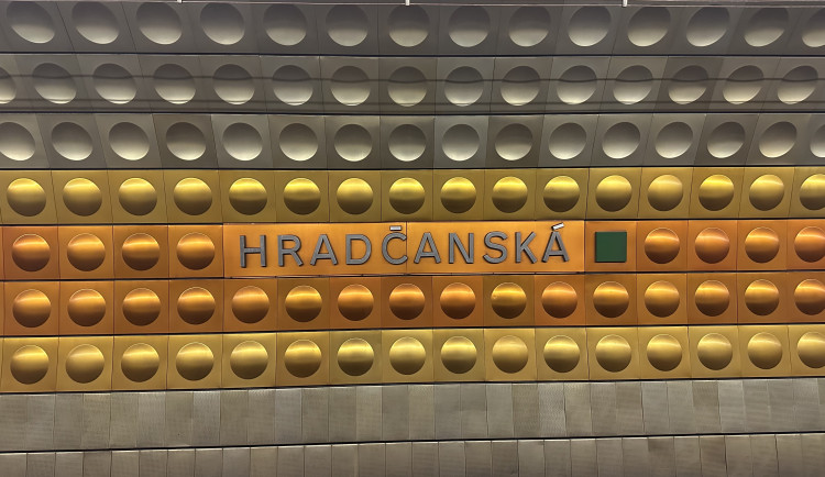 Ve stanici metra Hradčanská spadla do kolejiště žena, doprava na lince A byla omezena