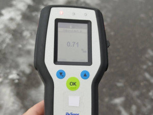 Opilý cyklista narazil do auta, motorkář sletěl do příkopu. Oba nadýchali 2,5 promile