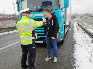 Opilý cyklista narazil do auta, motorkář sletěl do příkopu. Oba nadýchali 2,5 promile