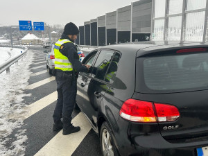Opilý cyklista narazil do auta, motorkář sletěl do příkopu. Oba nadýchali 2,5 promile